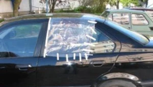 Jeden z uszkodzonych samochodów