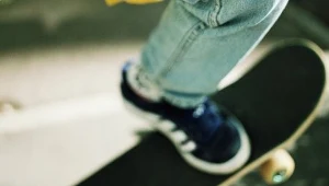 Chłopiec jechał na deskorolce. Został śmiertelnie potrącony przez auto