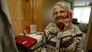 Osoby starsze często są ofiarami naciągaczy i oszustów.