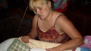 Mama Ewuni nie spuszcza jej z oka.