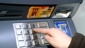 Bankomat skradziono z zamkniętej placówki bankowej w centrum miasta/fot. D. Gryzewski