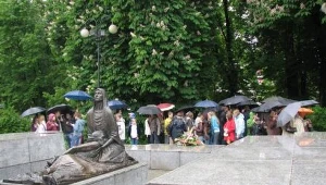 Smutna uroczystość - w strugach deszczu.