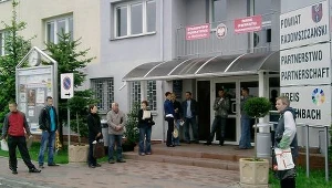 W oczekiwaniu po numerek do wydziału komunikacji/fot. J. Kucharski