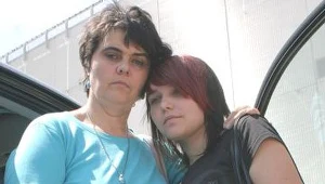 Dziewczyna nie rozumie, dlaczego nie może jechać na kolonię/fot. Wojciech Preisner