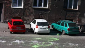 Mieszkańcy zastali swoje auta spryskane farbą