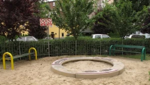 ZZK zapewnia, że na tym podwórku piasek był wymieniany już dwa razy