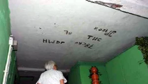 Niszczone przez wandali budynki popadają w ruinę