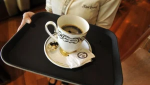 Emeryci zapłacą za kawę tylko złotówkę, pozostałą kwotę pokryją właściciele lokali