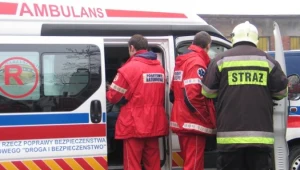 Autokar uderzył w drzewo -  rannych zostało 15 osób