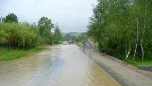 Woda zerwała most, alarmy i utrudnienia