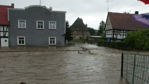Zalana ulica Żymierskiego w Olszynie