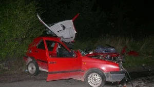 Kompletnie pijany kierowca volkswagena golfa wypadł z zakrętu i czołowo uderzył w peugeota