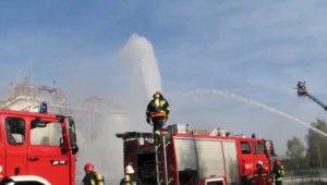 Ewakuacja kamienicy po pożarze śmieci