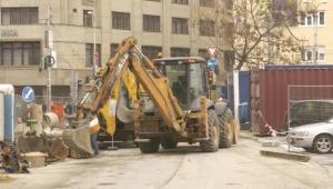 Podczas prac remontowych koparka wyrwała płytę osłaniającą ścianę klatki schodowej bloku