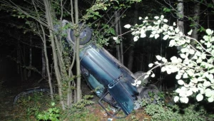 Auto dachowało i uderzyło w drzewo - pasażer nie żyje / fot. KWP Białystok