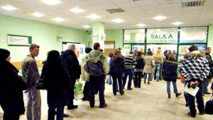 Bezrobotni, przez nowy program komputerowy, muszą stać w długich kolejkach/fot. Cezary Pecold
