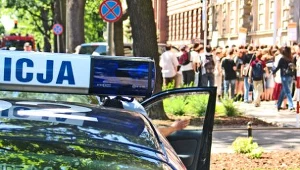 Młodzi chuligani wybili w szkole 40 szyb
