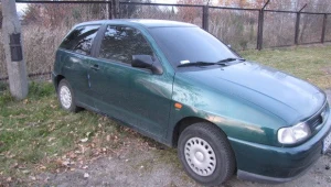 Szyby są tak zadymione, że nie widać nawet kierownicy