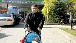 Dawid Kuźniak z synem Marcelem przed kliniką w Monachium już po operacji/ fot. Iza Kuźniak