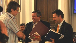 Dyrektor Jerzy Prokopowicz (od lewej) i Mirosław Dratwiński odbierają certyfikat "Interkl@sa"