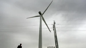 Energię dostarcza m.in. mini elektrownia wiatrowa