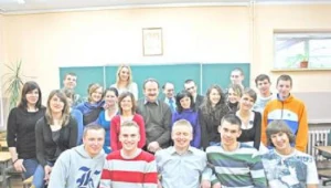 Na zdj. Krzysztof Neska, dyrektor "Ekonomika", wraz z uczniami maturalnej klasy technikum