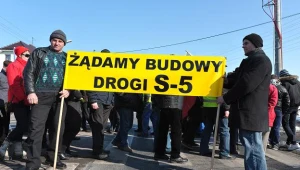Mieszkańcy Dębienka, Dębna i Zamysłowa blokują drogę krajową nr 5/fot. Jakub Kaczmarczyk