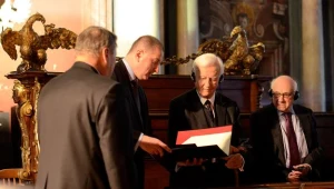 Richard von Weizsaecker (2P), prezydent Wrocławia Rafał Dutkiewicz (2L) i prof. Fritz Stern