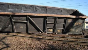 Dwa wagony wykolejonego pociągu wciąż blokują tory