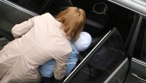 Policjanci apelują o przestrzeganie zasad dotyczących przewożenia dzieci/fot. Maksymilian Rigamont