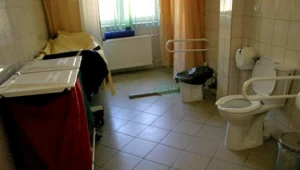 Ciała zmarłych pacjentów "przechowywane" są w szpitalnej toalecie