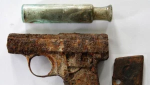 Zabytkowy polski pistolet Smok przekazała do muzeum w Mogilnie  miejscowa policja