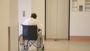 Śledztwo w sprawie zgonu mężczyzny przed szpitalem