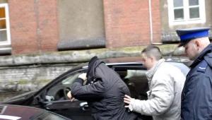 Brutalnie pobili 20-latka. Ma złamane nogi i obojczyk