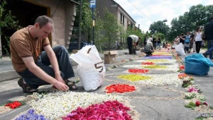 Mieszkańcy Spycimierza w Boże Ciało tworzą dywan z kwiatów/ fot. Mateusz Owsianny