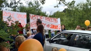 Protest rodziców w obronie szkoły podstawowej w Nowym Łupkowie