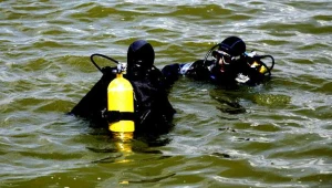 Strażacy wyłowili z Jeziora Głębokie na Lubelszczyźnie ciało drugiego 19-latków/fot. C. Pecold