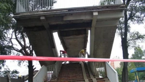 Przejście przez kładkę jest zamknięte