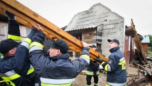Strażacy uczestniczą w sprzątaniu po nawałnicy/fot. Grzegorz Michałowski