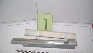 Do okradania korzystających z bankomatów złodzieje wykorzystywali lep na szczury/fot. policja