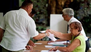 Głosowanie w jednym z lokali wyborczych / fot. Adam Hawałej