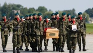 Trumna z ciałem śp. st. szer. Szymona Sitarczuka/fot. Adam Hawałej