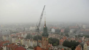 Wieża gdańskiego ratusza odzyskała szczyt hełmu/fot. Adam Warżawa