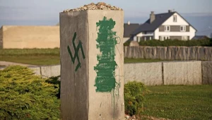 Zniszczony pomnik w Jedwabnem/fot. Artur Reszko