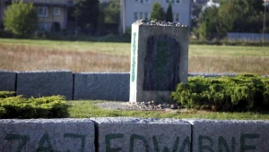 Zniszczony pomnik w Jedwabnem/fot. Artur Reszko