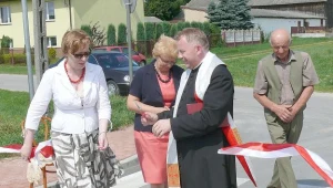 W uroczystym otwarciu drogi wzięli udział mieszkańcy Deszna oraz wojewoda Bożentyna Pałka-Koruba.