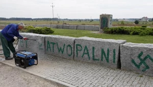 Wandale zamalowali zieloną farbą znajdujące się na pomniku napisy  / fot. Artur Reszko