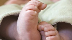 Zostawiła noworodka pod drzwiami mieszkania