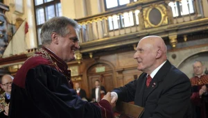 Prof. Andrzej Zbierski (P) odbiera tytuł Honorowego Obywatela Miasta Gdańska / fot. Adam Warżawa