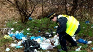 Firmy - by sprostać konkurencji - zaniżają ceny, a śmieci wywożą do lasu zamiast na wysypisko